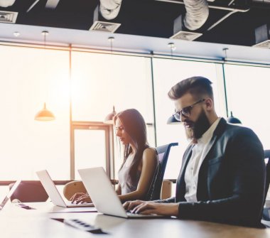 İnsanların modern ofis çalışma grubu