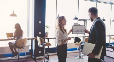 İnsanların modern ofis çalışma grubu