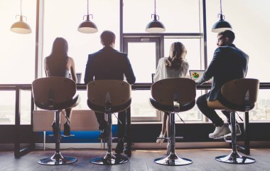 İnsanların modern ofis çalışma grubu