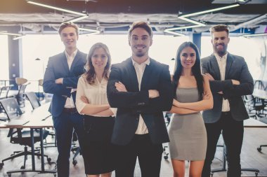 İnsanların modern ofis çalışma grubu