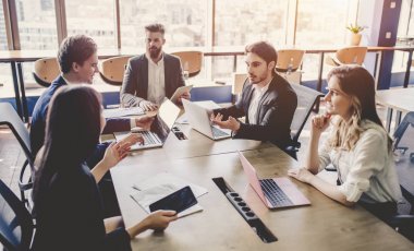 İnsanların modern ofis çalışma grubu