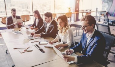İnsanların modern ofis çalışma grubu