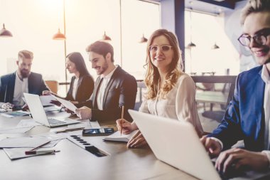 İnsanların modern ofis çalışma grubu