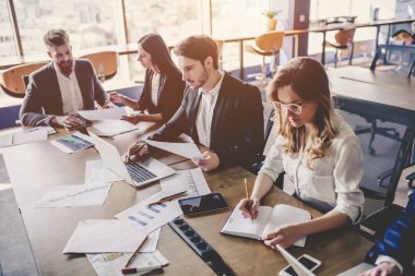 İnsanların modern ofis çalışma grubu