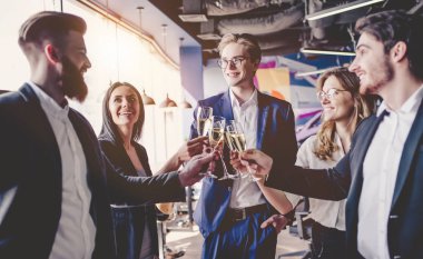 İnsanların modern ofis çalışma grubu