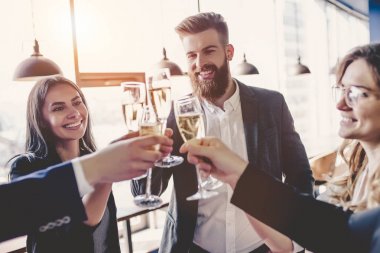 İnsanların modern ofis çalışma grubu