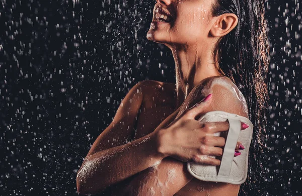 淋浴的女人 — 图库照片