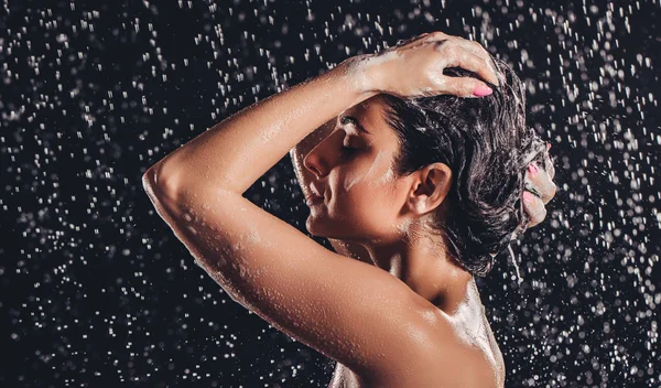 Mujer en la ducha — Foto de Stock