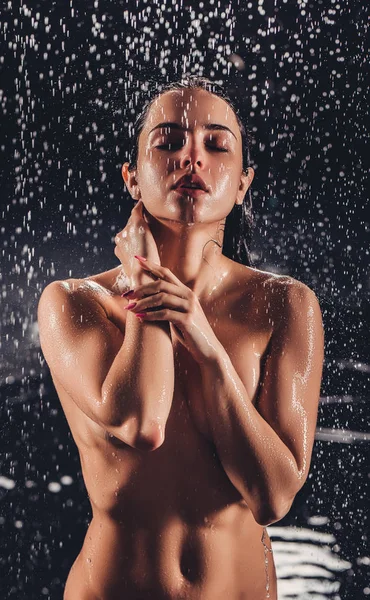Femme dans la douche — Photo