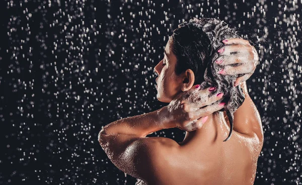 Donna sotto la doccia — Foto Stock