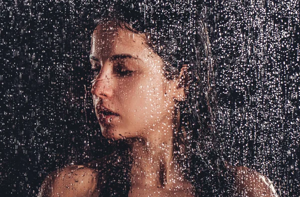 Жінка в душ — стокове фото