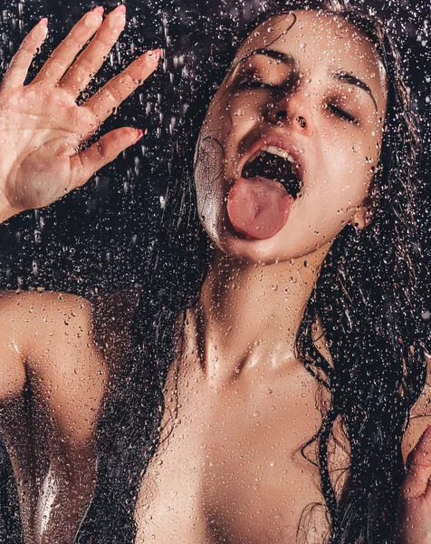 Donna sotto la doccia — Foto Stock