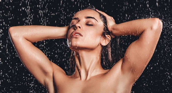 Frau unter der Dusche — Stockfoto