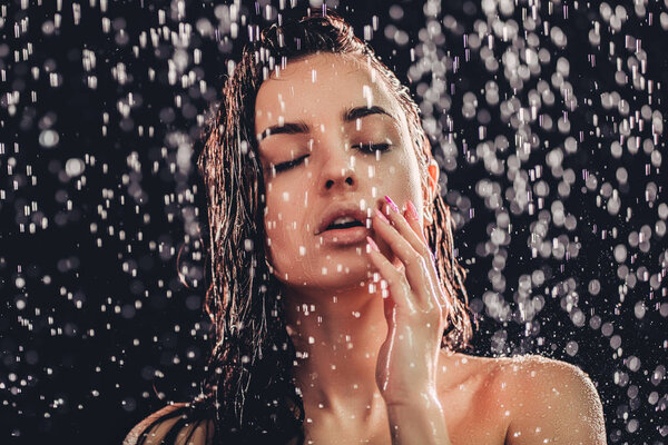 Женщина в душе
