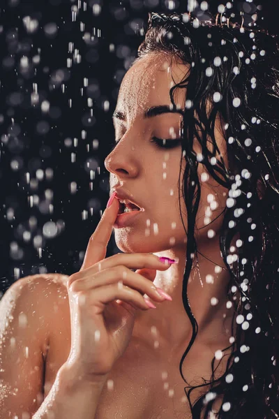 Frau unter der Dusche — Stockfoto