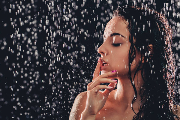 Женщина в душе
