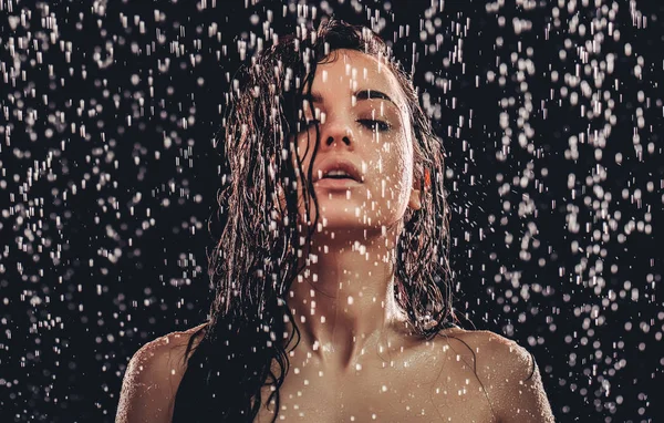 Жінка в душ — стокове фото
