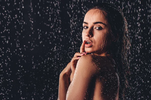 Femme dans la douche — Photo