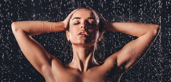 Femme dans la douche — Photo