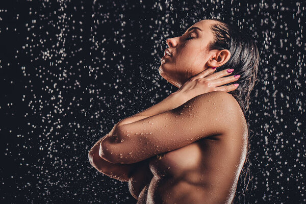 Женщина в душе
