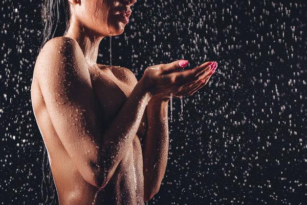 Женщина в душе
