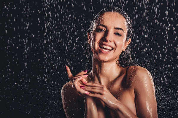 Vrouw in douche — Stockfoto