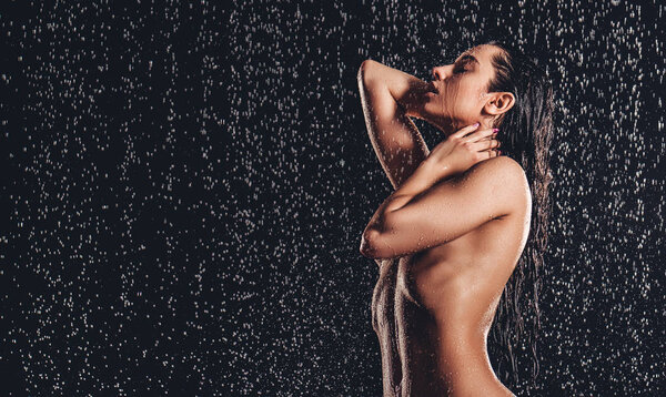 Женщина в душе
