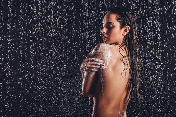 Mulher no chuveiro — Fotografia de Stock