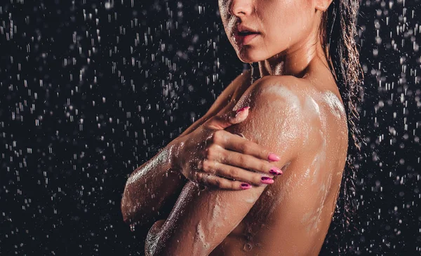 Vrouw in douche — Stockfoto