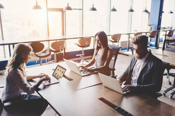 Группа людей, работающих в современном офисе
