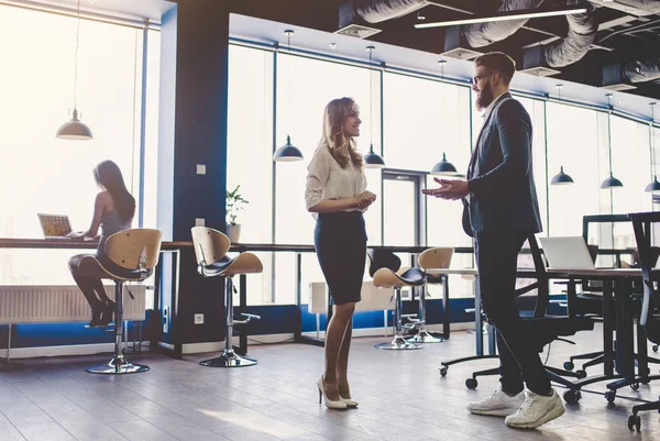 Grupo de personas que trabajan en oficinas modernas — Foto de Stock