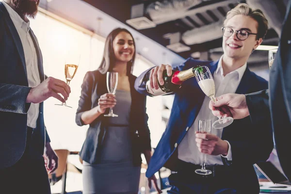 Groupe de personnes travaillant dans un bureau moderne — Photo