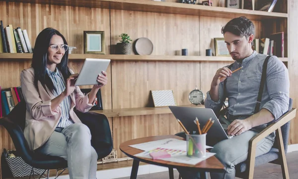 Pareja trabajando en oficina moderna — Foto de Stock