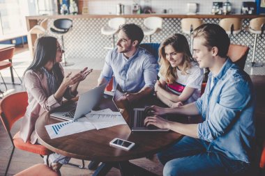 İnsanların modern ofis çalışma grubu