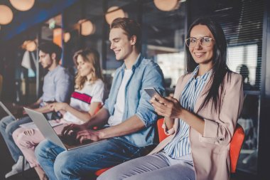 İnsanların modern ofis çalışma grubu