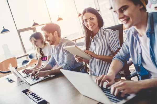 Grupo de personas que trabajan en oficinas modernas — Foto de Stock