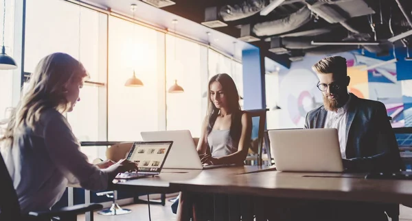 Grupp av personer som arbetar i moderna kontors — Stockfoto