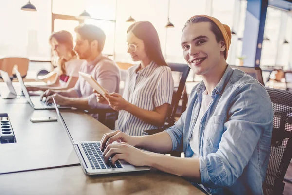 Gruppe von Menschen, die in modernen Büros arbeiten — Stockfoto