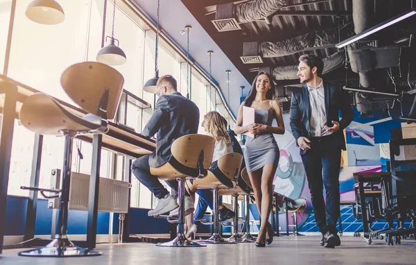 Gruppo di persone che lavorano in uffici moderni — Foto Stock