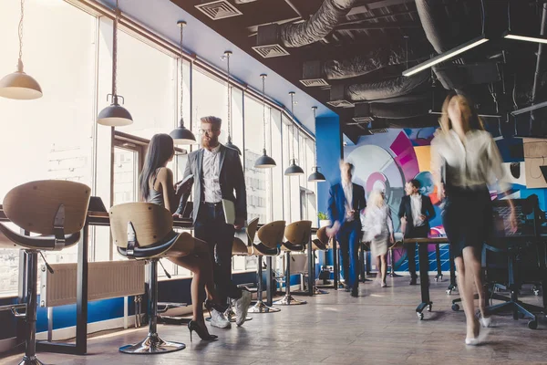 Groupe de personnes travaillant dans un bureau moderne — Photo