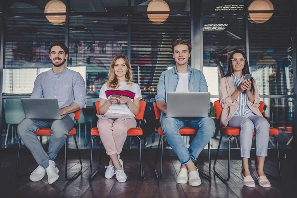 Gruppe von Menschen, die in modernen Büros arbeiten — Stockfoto