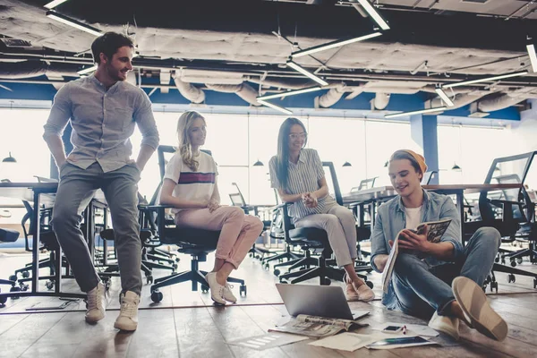 Gruppe von Menschen, die in modernen Büros arbeiten — Stockfoto