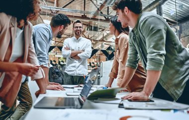 Genç iş adamları ofiste.