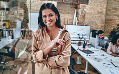 Genç iş adamları ofiste.