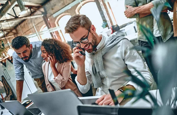 Junge Geschäftsleute im Amt — Stockfoto