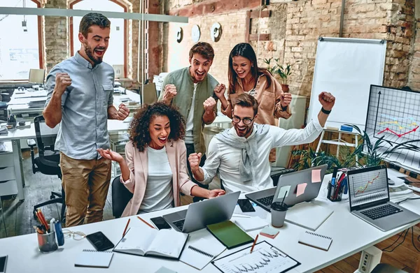 Jeunes gens d'affaires au bureau — Photo