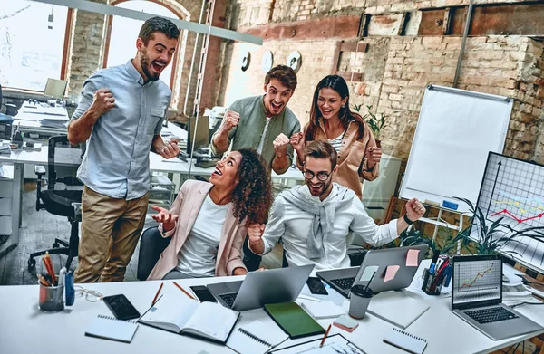 Jovens empresários em funções — Fotografia de Stock