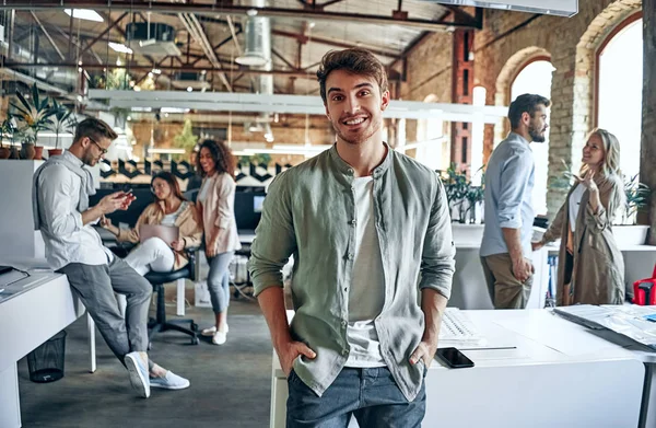 Jóvenes empresarios en el cargo —  Fotos de Stock