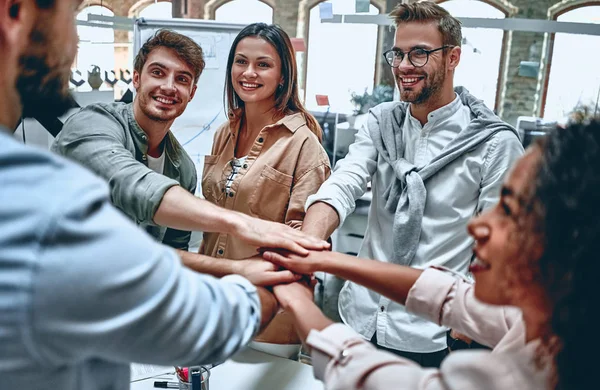 Jovens empresários em funções — Fotografia de Stock