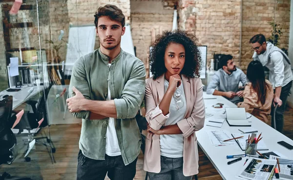 Jóvenes empresarios en el cargo — Foto de Stock